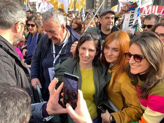 La segretaria del Partito Democratico (PD), Elly Schlein, in piazza Scala a Milano dove è in corso la manifestazione "Giù le mani dai nostri figli e dalle nostre figlie" promossa da I Sentinelli, associazione Famiglie Arcobaleno e CIG Arcigay per protestare contro lo stop imposto al Comune alle trascrizioni dei figli di coppie dello stesso sesso, 18 marzo 2023.
ANSA/MATTEO BAZZI