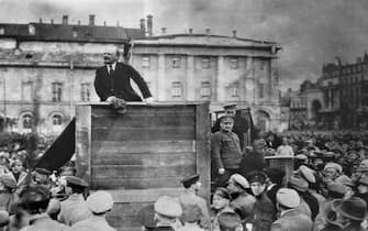 Lenin speech. Vladimir Lenin addressing a crowd of soldiers about to go to war in Poland in the Polish-Soviet War (1919-21), Sverdlov Square (now Theatre Square/Tetrainaya Square), Moscow, 5th May 1920. Leon Trotsky is on the podium to Lenin's left.