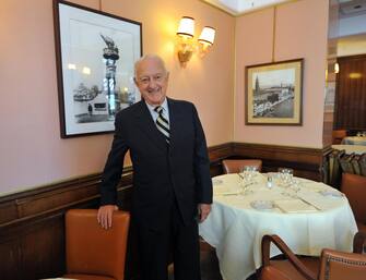 Arrigo Cipriani, patron dell'Harry's Bar di Venezia, posa sorridente nella saletta superiore del locale, in attesa dei clienti per il pranzo, stamane, 10 marzo 2012, a Venezia. ANSA/ANDREA MEROLA