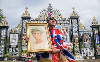 Alcuni ammiratori di Diana davanti a Kensington Palace