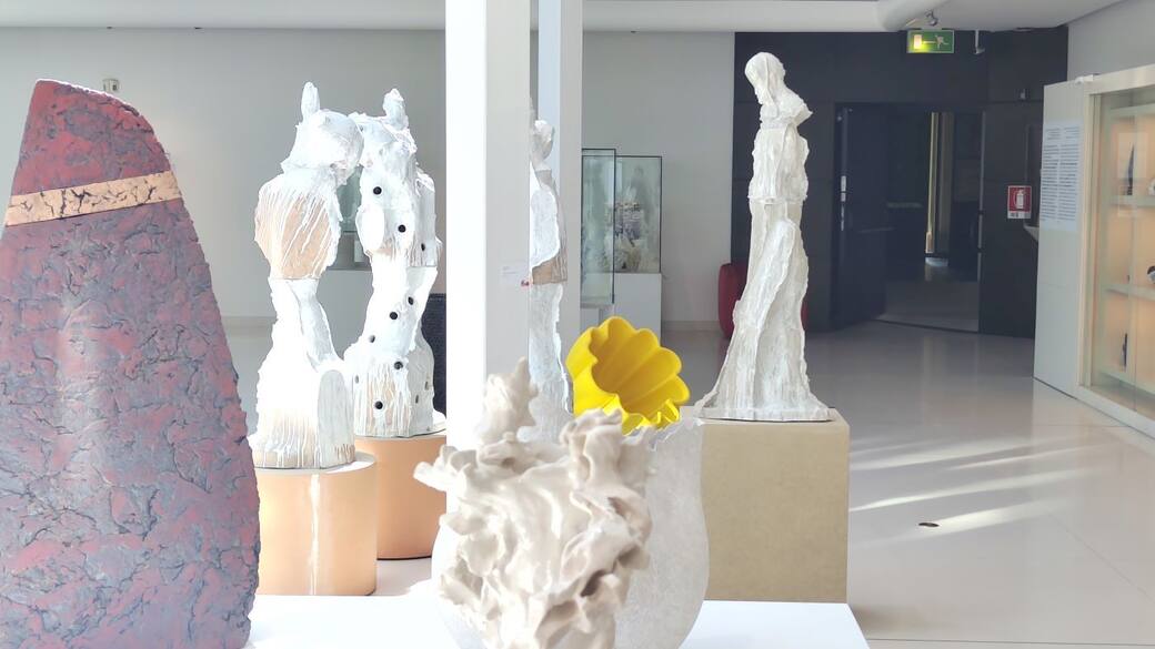 Vista dell’allestimento. Courtesy MIC - Museo Internazionale delle Ceramiche – Faenza