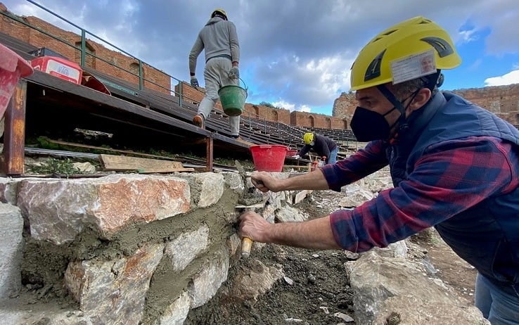 Gli operai al lavoro per il restauro delle gradinate del Teatro Antico di Taormina