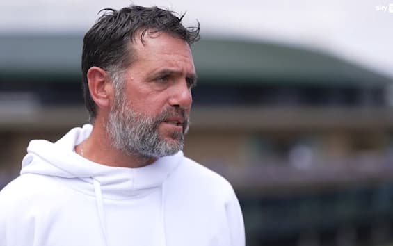 https://static.sky.it/editorialimages/d3ba7a8df99a969fa0d04059335b93f36ce71286/skysport/it/tennis/video/2025/07/06/cobolli-stefano-wimbledon-intervista-video/flavio_cobolli_padre_stefano_sky_sport.jpg?im=Resize,width=565