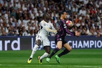 epa11327700 Real Madrid's Ferland Mendy (L) in action against Munich's Leroy Sane during the Champions League semifinal second leg soccer match between Real Madrid and Bayern Munich, in Madrid, Spain, 08 May 2024.  EPA/JUANJO MARTIN