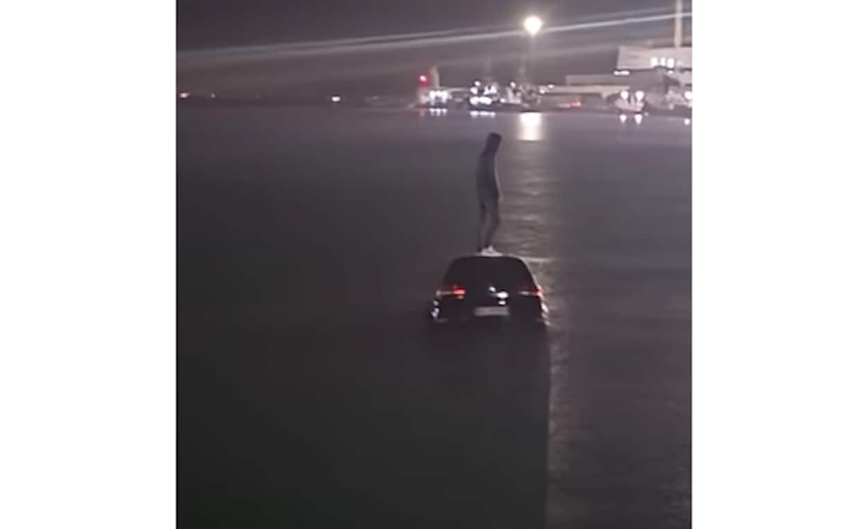 Bari, auto finisce in mare durante imbarco: il conducente sale sul tetto e si salva. VIDEO