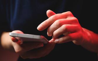 persona controlla lo smartphone