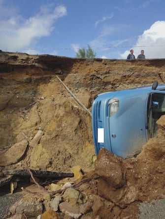 Auto in una voragine