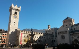 Una veduta di piazza Duomo, con la Torre civica e la fontana del Nettuno, nel centro di Trento, in una immagine di repertorio.
ANSA/CLAUDIA TOMATIS 