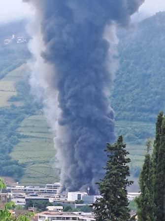 Il grande incendi  scoppiato nella zona artigianale Piani, nei pressi dei Magazzini generali, Bolzano, 8 maggio 2'24. ANSA/ STEFAN WALLISH