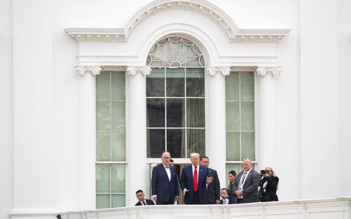 epa12284430 US President Donald Trump (C) walks on the roof of the West Wing at the White House in Washington, D.C., USA, 05 August 2025.  EPA/SAMUEL CORUM / POOL