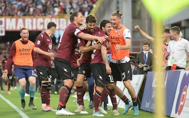 Salernitana’s Simone Verdi jubilates with his teammates after scoring the goal during the Italian Serie A soccer match US Salernitana vs Venezia FC at the Arechi stadium in Salerno, Italy, 05 May 2022.
ANSA/MASSIMO PICA