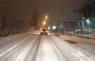Neve al casello autostradale a L'Aquila, 23 gennaio 2023. ANSA