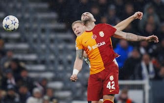 epa11025649 FCK's Andreas Cornelius in action against Galatasaray's Abdulkerim Bardakci during the UEFA Champions League group A soccer match between FC Copenhagen and Galatasaray SK, in Copenhagen, Denmark, 12 December 2023.  EPA/Liselotte Sabroe  DENMARK OUT