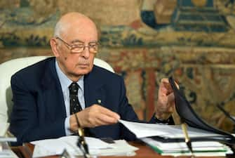 Il presidente della Repubblica, Giorgio Napolitano, nel suo studio in occasione dell'intervista rilasciata a Bruno Vespa per una puntata speciale di 'Porta a Porta' sul decimo anniversario degli attentati dell'11 settembre, Roma, 10 settembre 2011. "Ce la dobbiamo fare, ce la possiamo
fare. Io non ho mai dubitato un solo momento della capacita' di un paese come il nostro che si e' rialzato da cadute tremende, di trovare la strada di un nuovo sviluppo nel prossimo futuro", ha ammesso il presidente della Repubblica a proposito della crisi finanziaria. ANSA/PAOLO GIANDOTTI-UFFICIO STAMPA PRESIDENZA DELLA REPUBBLICA