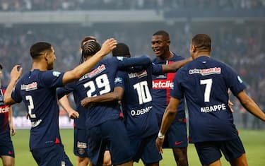 epa11370049 PSG players celebrate after Ousmane Dembele (C) scored the 1-0  lead goal during theCoupe de France Final match between Olympique Lyon and Paris Saint Germain in Lille, France, 25 May 2024.  EPA/MOHAMMED BADRA