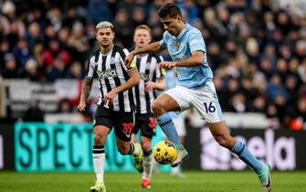 epa11074358 Rodri of Manchester City in action during the English Premier League match between Newcastle United and Manchester City in Newcastle, Britain, 13 January 2024.  EPA/ADAM VAUGHAN EDITORIAL USE ONLY. No use with unauthorized audio, video, data, fixture lists, club/league logos, 'live' services or NFTs. Online in-match use limited to 120 images, no video emulation. No use in betting, games or single club/league/player publications.