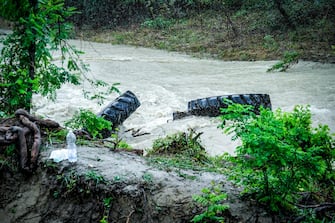 Le ricerche dei vigili del fuoco dopo che un uomo che stava lavorando col trattore è stato travolto a Feletto (Torino) dalla piena del torrente Orco, in seguito alle forti piogge di queste ore, 05 settembre 2024./// Firefighters' searches after a man who was working with a tractor was swept awayby the flooding of the Orco torrent, following the heavy rains of these hours, in Feletto, Piedmont region, Italy, 05 September 2024. Torrential rain and flooding battered northern Italy on Thursday. ANSA/TINO ROMANO