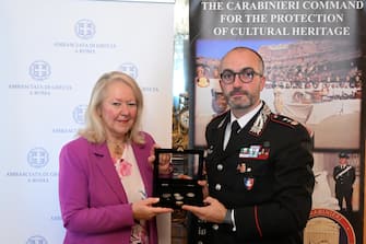 L'ambasciatore della greco in Italia, Eleni Sourani (s) e il comandante del Nucleo Tutela del Patrimonio Culturale dei carabinieri di Monza, Claudio Sanz , nel corso della cerimonia di riconsegna di cinque monete dell'antica Grecia che erano state messe in vendita per 1500 euro sul web. Roma, 23 ottobre 2023. ANSA/CLAUDIO PERI


The Greek ambassador to Italy, Eleni Sourani (s) and the commander of the Carabinieri's Nucleo Tutela del Patrimonio Culturale of Monza, Claudio Sanz , during the ceremony for the return of five ancient Greek coins that had been offered for sale for 1500 euros on the web. Rome, October 23, 2023. ANSA/CLAUDIO PERI