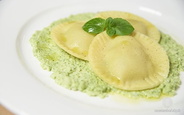 Ravioli con polpa di granchio e pesto di zucchine