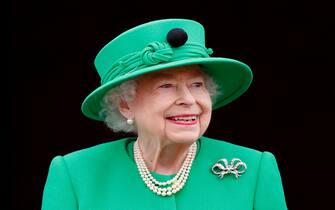 LONDON, UNITED KINGDOM - JUNE 05: (EMBARGOED FOR PUBLICATION IN UK NEWSPAPERS UNTIL 24 HOURS AFTER CREATE DATE AND TIME) Queen Elizabeth II stands on the balcony of Buckingham Palace following the Platinum Pageant on June 5, 2022 in London, England. The Platinum Jubilee of Elizabeth II is being celebrated from June 2 to June 5, 2022, in the UK and Commonwealth to mark the 70th anniversary of the accession of Queen Elizabeth II on 6 February 1952. (Photo by Max Mumby/Indigo/Getty Images)