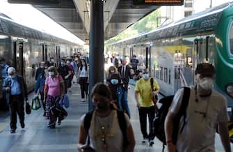 Milano, Fase 3, verso la normalita da coronavirus, Gente in arrivo alla Stazione delle Ferrovie Nord Cadorna dopo la riapertura delle regioni