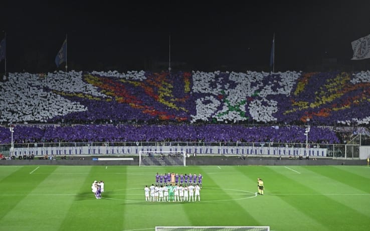 تكريم مؤثر لجو بارون في مباراة فيورنتينا وميلان بدوري الدرجة الأولى الإيطالي