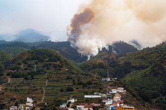 epa10807752 Smoke is seen from La Victoria as a forest fire continues to burn land, in La Victoria, Tenerife, Canary Islands, Spain, 19 August 2023. The fire that started15 August 2023, has already burnt 5,000 hectares and forced the evacuation of almost 4,500 people over the night.  EPA/ALBERTO VALDES