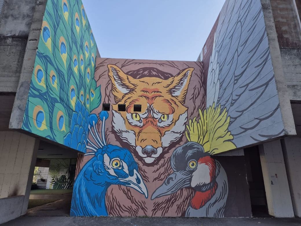 Lucamaleonte, In Fabula Salus, Il pavone e la gru e La volpe dalla pancia piena, Murale, Roma, Via Dina Galli 4, 2025, Foto Antonio Tiso