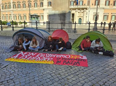 Alcuni studenti protestano dentro le tende da campeggio davanti a Montecitorio a Roma, 17 ottobre 2023.  La protesta dell'Unione degli Universitari e della Rete degli Studenti Medi nasce dalla Legge di bilancio approvata ieri dal Consiglio dei ministri.
ANSA/Alessandra Chini