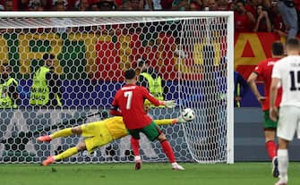 epa11451306 Goalkeeper Jan Oblak of Slovenia saves a penalty from Cristiano Ronaldo of Portugal  during the UEFA EURO 2024 Round of 16 soccer match between Portugal and Slovenia, in Frankfurt Main, Germany, 01 July 2024.  EPA/ANNA SZILAGYI