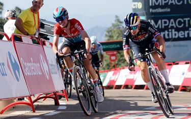 Team Bora's Primoz Roglic (R) and Team Lotto's Lennert Van Eetvelt sprint to cross the finish line in first and second place respectively, at the end of the stage 4 of La Vuelta a Espana cycling tour, a 170.4 km race between Plasencia and Pico Villuercas, near the town of Navezuelas in Caceres province, on August 20, 2024. (Photo by OSCAR DEL POZO / AFP)