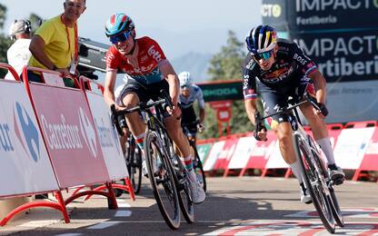 Team Bora's Primoz Roglic (R) and Team Lotto's Lennert Van Eetvelt sprint to cross the finish line in first and second place respectively, at the end of the stage 4 of La Vuelta a Espana cycling tour, a 170.4 km race between Plasencia and Pico Villuercas, near the town of Navezuelas in Caceres province, on August 20, 2024. (Photo by OSCAR DEL POZO / AFP)