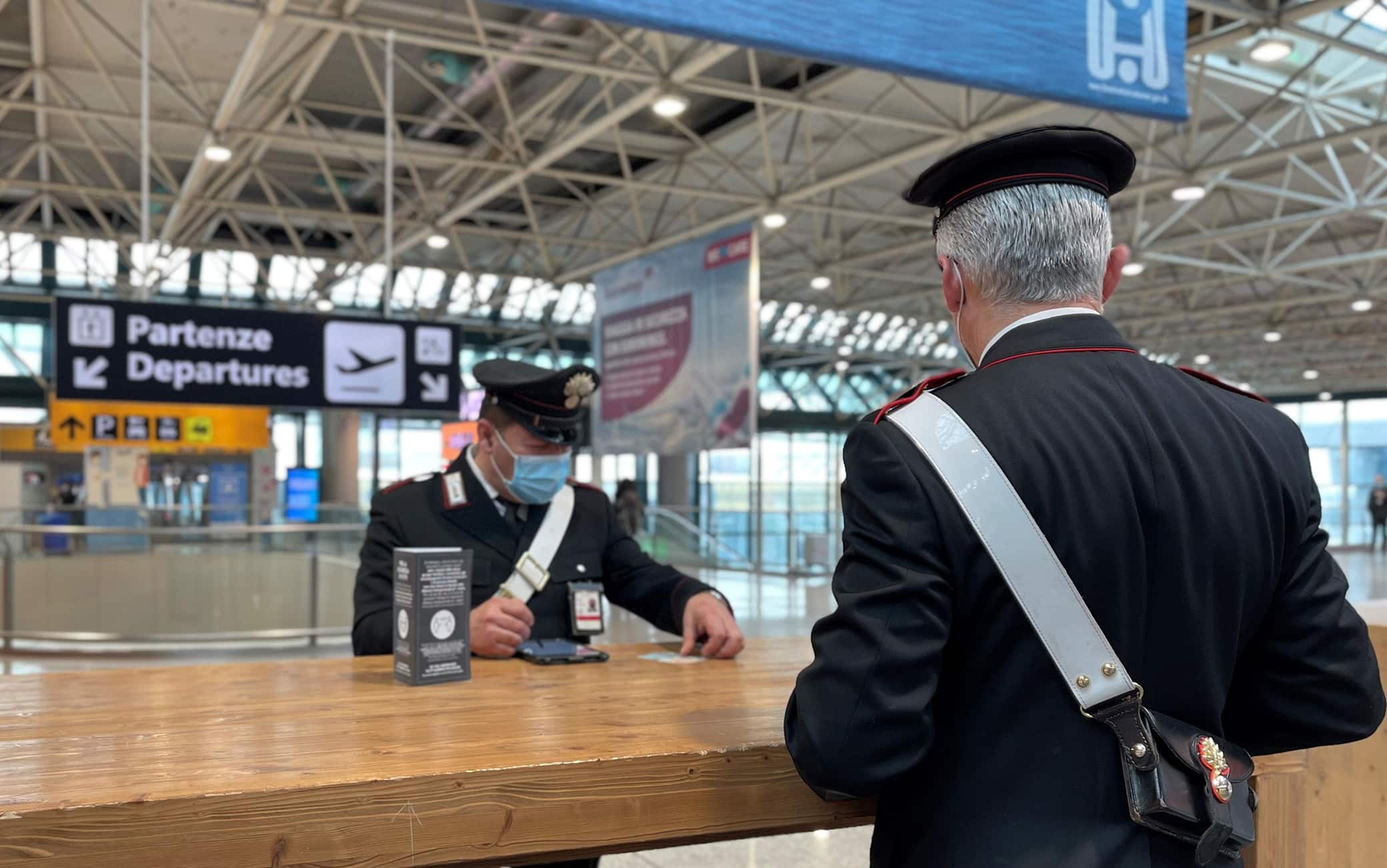 Una foto dei carabinieri di Fiumicino, 4 aprile 2022: I Carabinieri della Compagnia "Aeroporti di Roma" in forza nell'aeroporto internazionale "Leonardo Da Vinci" di Fiumicino, hanno scoperto cinque autisti che svolgevano abusivamente il servizio di noleggio con conducente per il trasporto di persone. Gli abusivi, sanzionati dai militari per un importo di oltre 10 mila euro, sono stati sorpresi mentre procacciavano clienti, senza averne titolo, fra i passeggeri in transito all'uscita dell'area Arrivi.
ANSA/CARABINIERI EDITORIAL USE ONLY NO SALES