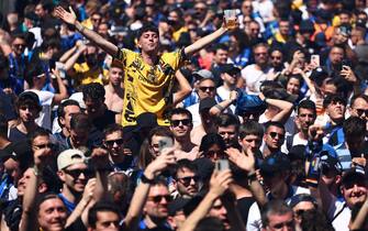 epa12147033 Inter fans gather at the fan zone at Odeonsplatz square prior to the UEFA Champions League Final between Paris Saint-Germain and FC Inter in Munich, Germany, 31 May 2025.  EPA/ANNA SZILAGYI