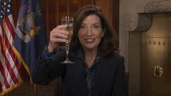 Kathy Hochul, governatrice dello stato di New York, ha annunciato che sono stati resi legali i drink d'asporto