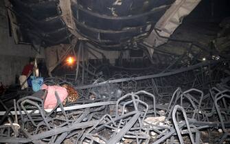 epa10885150 Iraqi security men inspect the scene of a fire that broke out at a wedding hall in Hamdaniya, in Iraq's Nineveh province, north of Iraq, 27 September 2023. More than 100 people died and at least 150 are injured after a fire during a Christian wedding celebration in Iraq's Nineveh province.  EPA/MOHAMAD SAIF