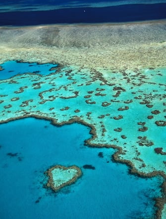 Una veduta aerea della Heart Reef, una barriera corallina a forma di cuore nel Coral Sea