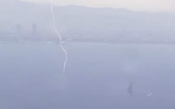 Fulmine cade vicino a Luna Rossa durante la regata contro New Zealand ...