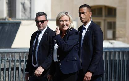 epa12013554 Far-right Rassemblement National (RN) leader Marine Le Pen (C) arrives at a rally in her support one week after being convicted, in Paris, France, 06 April 2025. Le Pen was convicted of creating fake jobs at the EU parliament to channel funds to her party to employ people in France and was banned with immediate effect from standing for office for five years, throwing into doubt her bid to stand for the French Presidency in 2027.  EPA/YOAN VALAT