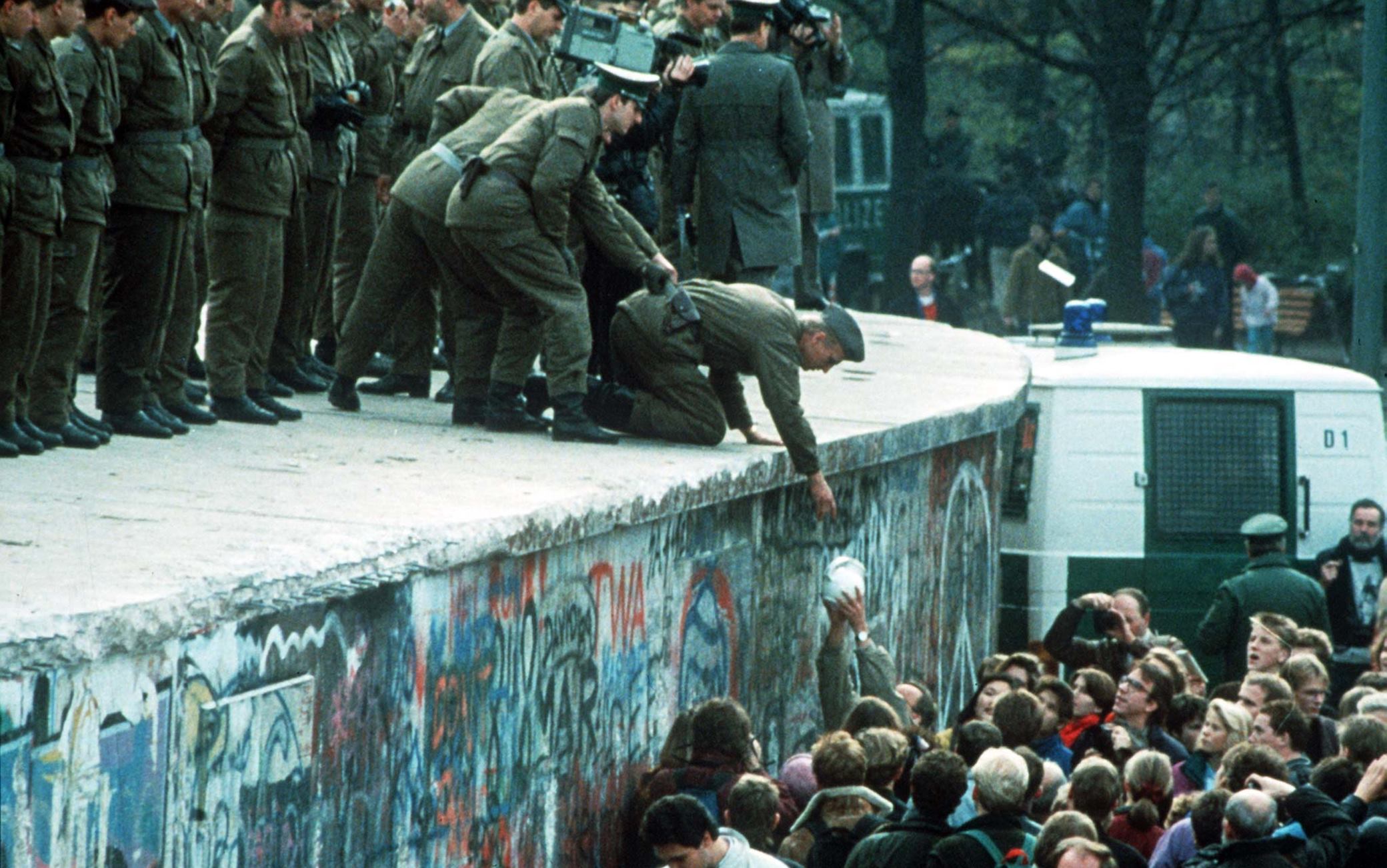 Caduta del muro di Berlino 36 anni fa: le immagini della città prima e ...