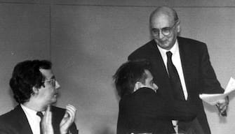 Achille Occhetto si congratula con Giorgio Napolitano dopo il suo intervento al congresso del Pci a Rimini il 2 giugno 1991. ANSA FOTO PARENTI / FIORENTINI / FERRARI