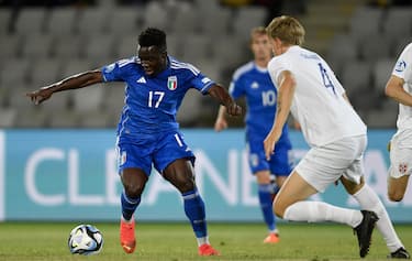 epa10715934 Italy's Wilfried Gnonto (L) in action against Norway's Jesper Daland (R) during the UEFA Under-21 Championship group stage match between Italy and Norway in Cluj, Romania, 28 June 2023.  EPA/ALEX NICODIM