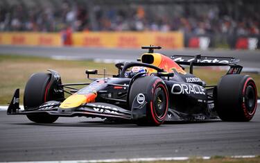epa12217796 Red Bull Racing driver Max Verstappen of Netherlands competes in the Qualifying for the Formula One British Grand Prix, in Silverstone, Britain, 05 July 2025. The 2025 Formula 1 British Grand Prix is held at the Silverstone Circuit racetrack on 06 July.  EPA/PETER POWELL .
