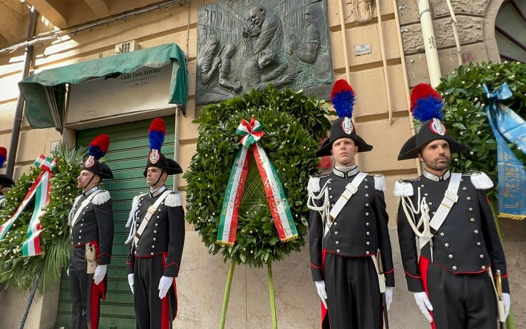 La ministra dell'interno Luciana Lamorgese, il comandante generale dell'Arma Teo Luzi, il prefetto Giuseppe Forlani, il questore Leopoldo Laricchia, il presidente della regione Nello Musumeci e il sindaco Roberto Lagalla hanno deposto una corona di fiori alla commemorazione di  Carlo Alberto Dalla Chiesa sul luogo della strage in via Isidoro Carini a Palermo 03 settembtre 2022. 
ANSA / IGOR PETYX