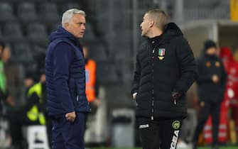 L'allenatore della Roma, Jose' Mourinho, discute con il quarto uomo Marco Serra durante la partita cotnro la Cremonese, 28 febbraio 2023.
ANSA/SIMONE VENEZIA