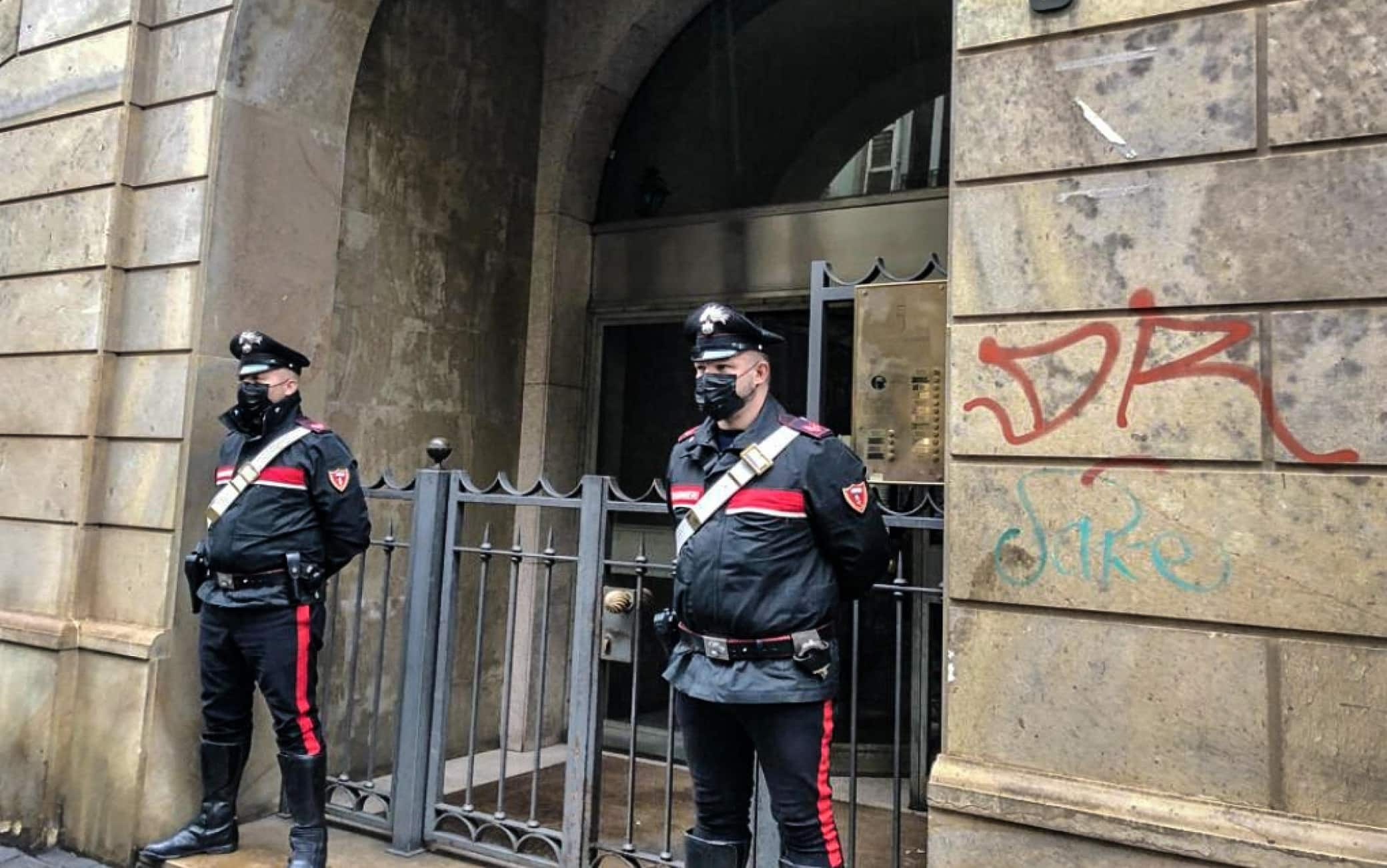 Un uomo di 78 anni ha sparato alla moglie, Marita Ivana Pennacchio, 75 anni, mentre dormiva nel letto e poi si è tolto la vita con la stessa pistola con un colpo alla tempia. La tragedia è avvenuta in un appartamento nel centro di Torino. 01 novembre 2021 ANSA ANSA/ANDREA DOI