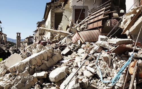 Rescue workers in action in Amatrice, Rieti 26 August 2016.    ANSA / Roberto Salomone
