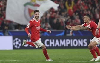 epa10508219 Benfica's Rafa Silva (L) celebrates after scoring the 1-0 goal during the UEFA Champions League second leg soccer match between Benfica and Club Brugge, in Lisbon, Portugal, 07 March 2023.  EPA/ANTONIO COTRIM