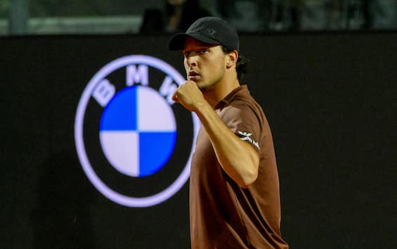 https://static.sky.it/editorialimages/d53a0fa51c80d3f60bce1da9f83187bc5657295d/skysport/it/tennis/video/2025/05/08/darderi-bu-atp-roma-highlights/ANSA_darderi_roma.jpg?im=Resize,width=565