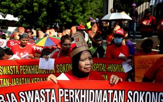 epa11311604 Malaysians march to Independence Square during a rally held to commemorate International Labor Day in Kuala Lumpur, Malaysia, 01 May 2024. International Labor Day is commemorated every first day of May, where Malaysia, together with more than 80 countries in the world, commemorates International Labor Day as a national holiday.  EPA/FAZRY ISMAIL